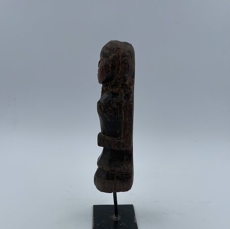 Afrikaans houten beeldje op sokkel