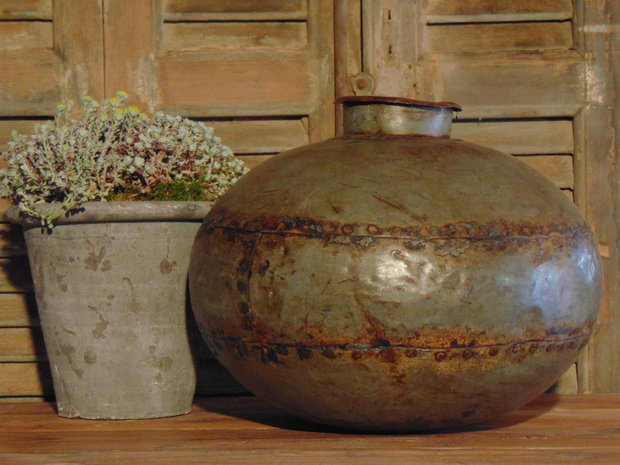 oude water pot, India